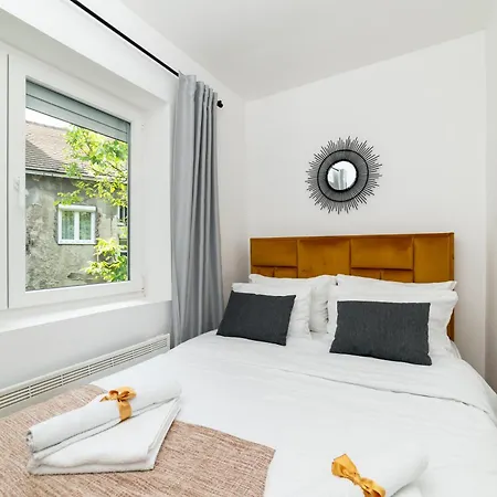 Apartment Center Parking