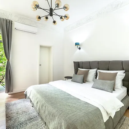 Apartment Center Parking