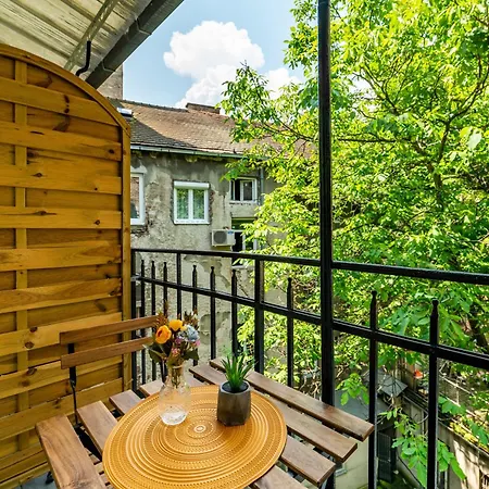 Center Parking Apartment *