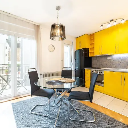 Center Parking Apartment Belgrad