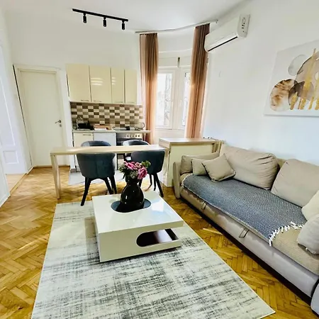 Center Apartment *
